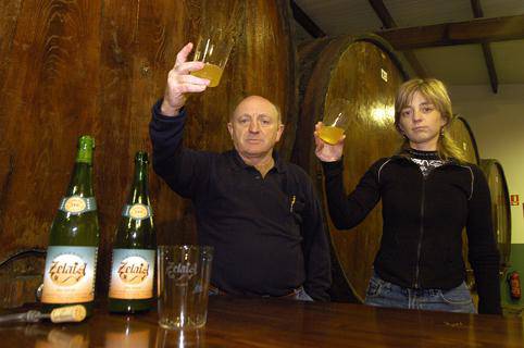 «Egitez, kanpoko sagarrarekin hain sagardo ona egin liteke, baina hemengo sagarra tratu askoz hobea hartuta etortzen da» 