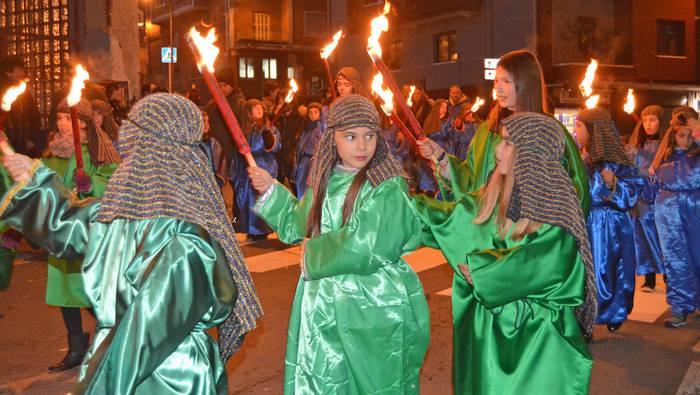 Kabalgatarako trajeak jasotzeko zita, bihar