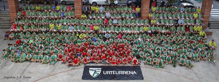 Futbol talde guztiak bat eginda, 75garren urteurrenean