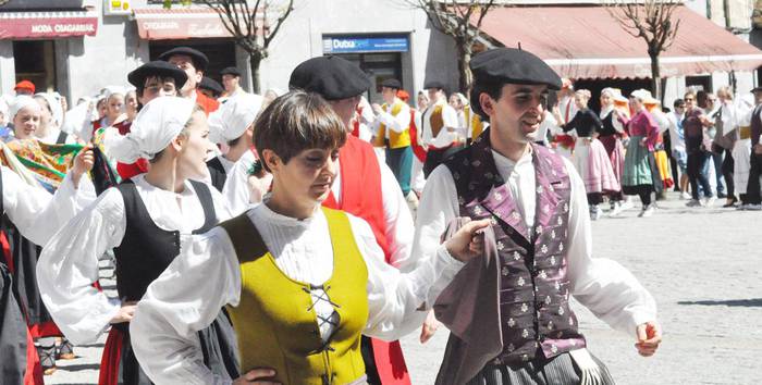 Dantzariek berotu zuten Plaza, eta eguzkiak