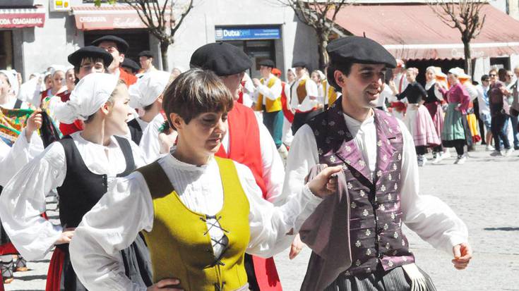 Dantzariek berotu zuten Plaza, eta eguzkiak