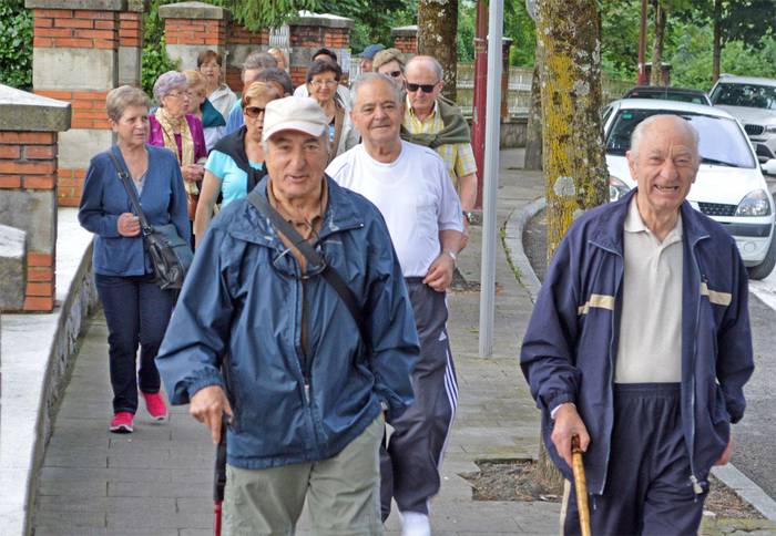 Herritik barrena egin zuten buelta, lagun artean