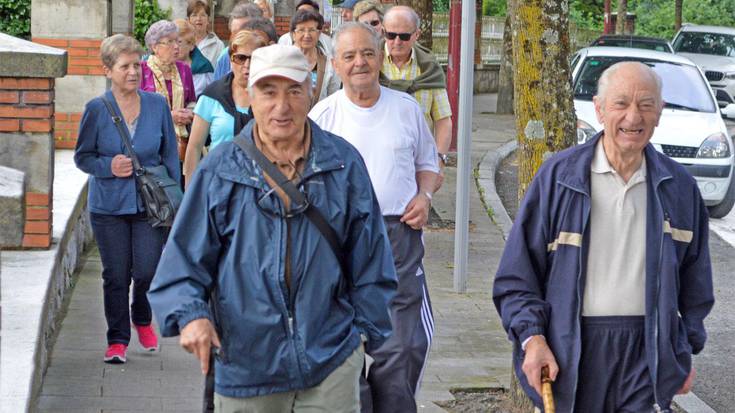 Herritik barrena egin zuten buelta, lagun artean