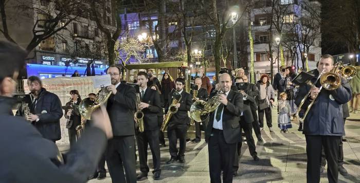 Kabalgatarik gabe ere, Erregeak datozela iragarriko du Musika Bandak