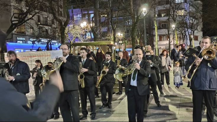 Kabalgatarik gabe ere, Erregeak datozela iragarriko du Musika Bandak