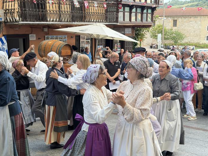 Ez dago aitzakiarik, denak kalera euskal jantziekin!