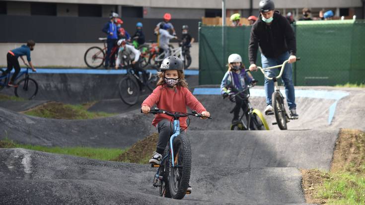 Martxan da Pump Track pista Arrobitxulo auzoan, 'skate' edo bizikletekin ibiltzeko