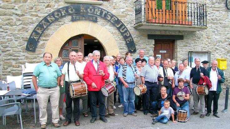 Eguraldi txarrari aurre eginda ospatu zuten San Roke eguna