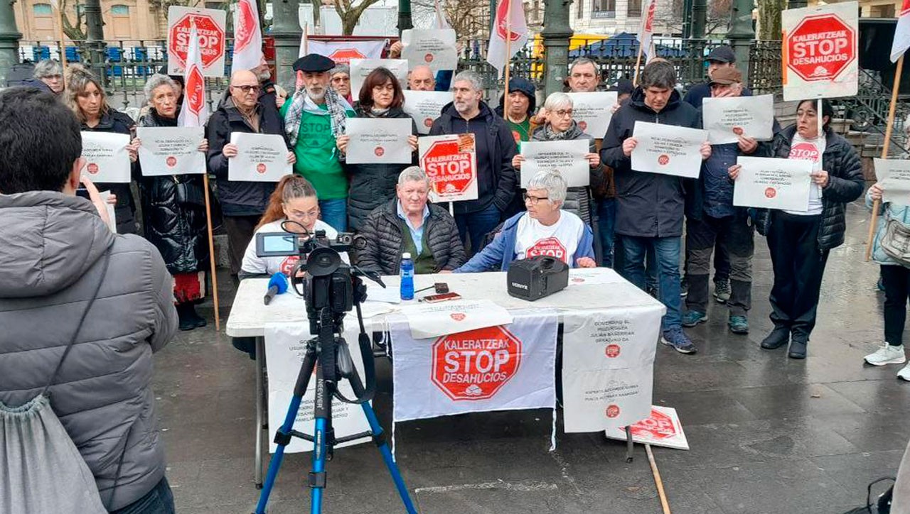 Astigarragako familia baten etxegabetze arriskua salatu zuten Donostian