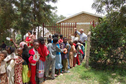 Etiopiako umezurtzentzat dirua biltzeko ekimena aurkeztu dute