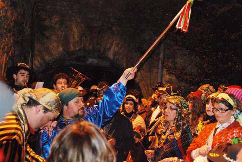 KALDERERO KONPARTSA GAUR GAUEAN
«Hungariako kalderero gara, etorririk Hernanira…»