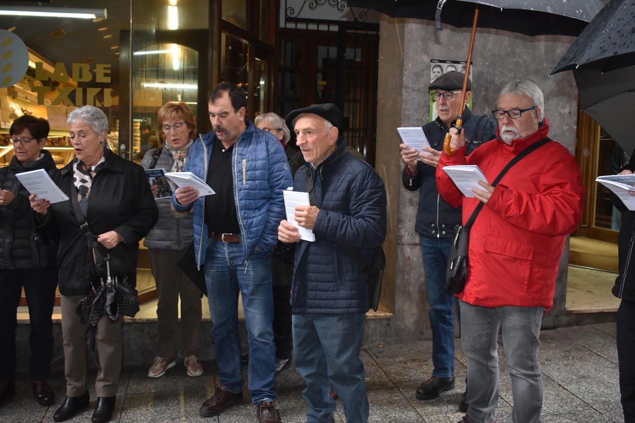 Kalez kale kantari eta erromeria,  larunbatean