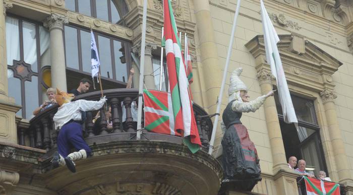 Jaien hasiera eta bukaera balkoitik ikusteko, izenematea