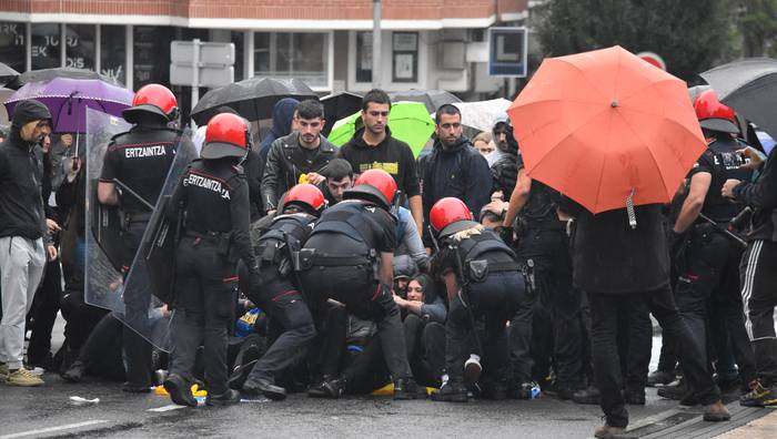 Tentsio uneak nagusitu ziren ostiralean, Aitor Zelaiaren eta Galder Barbadoren aldeko protestan