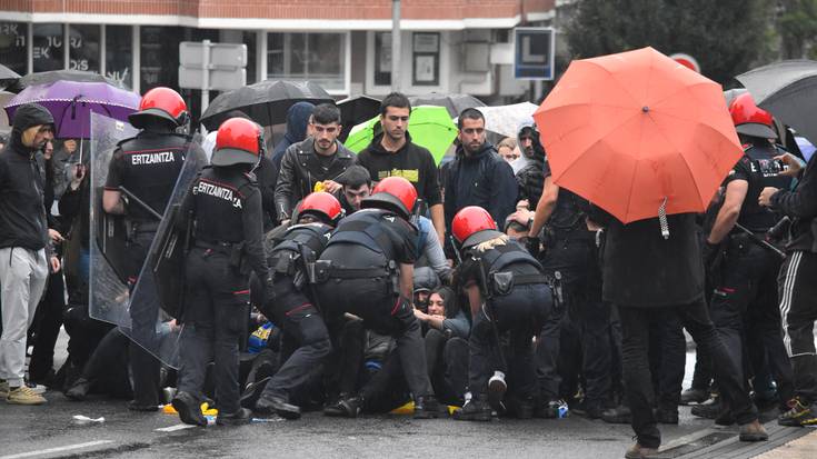 Tentsio uneak nagusitu ziren ostiralean, Aitor Zelaiaren eta Galder Barbadoren aldeko protestan