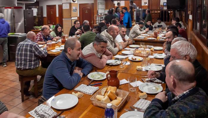 Elizatxo elkartea lepo beteta eta giro aparta, urteroko barrikotean