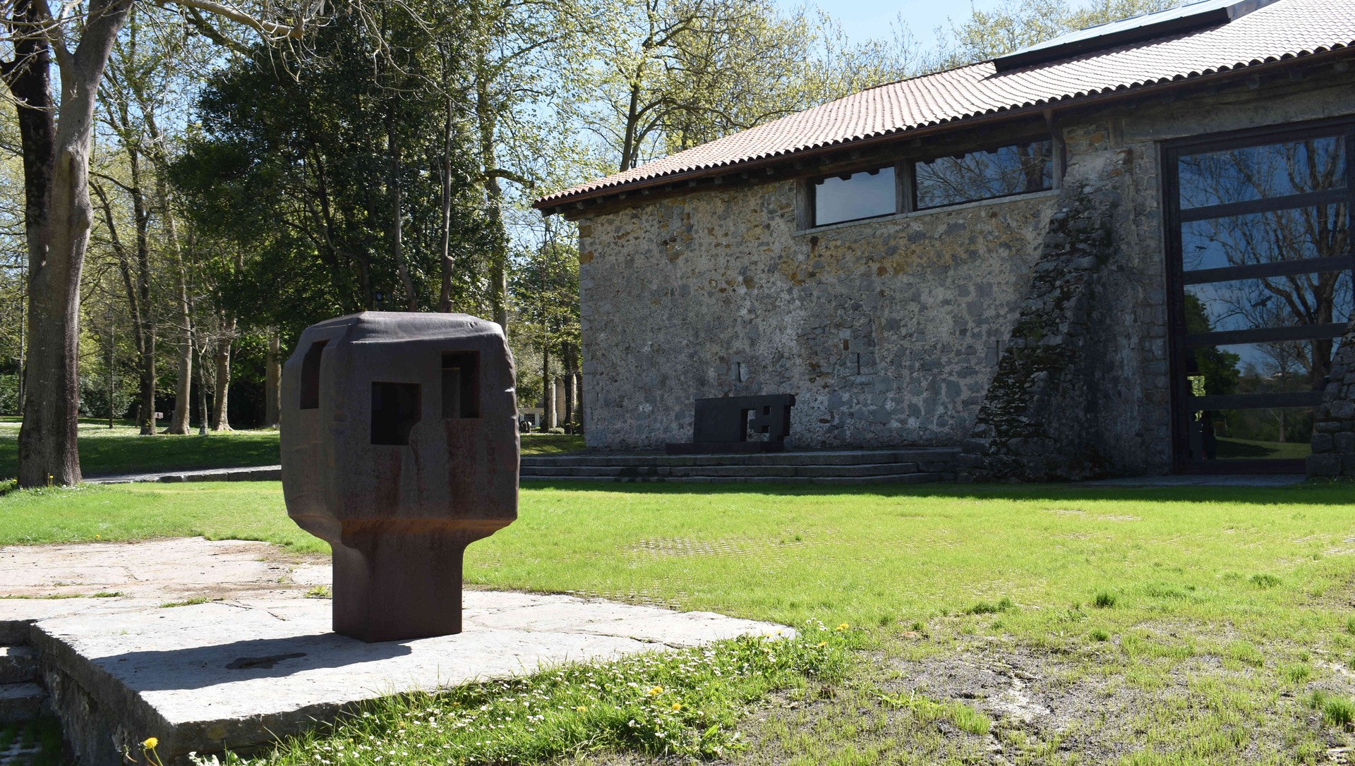 Chillida Lekura joateko bulegora deitu behar da