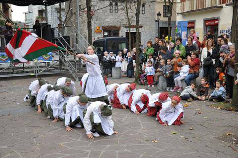 Herri galdeketan parte hartzera bultzatzeko jaialdia egin zen atzo hainbat elkartek antolatuta