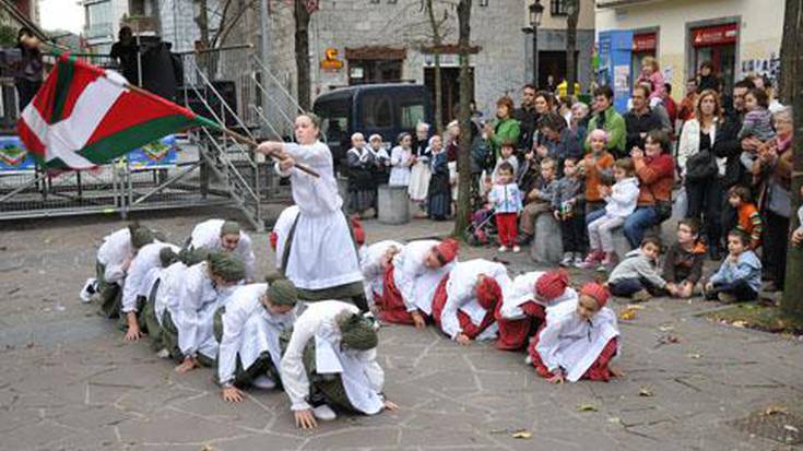 Herri galdeketan parte hartzera bultzatzeko jaialdia egin zen atzo hainbat elkartek antolatuta