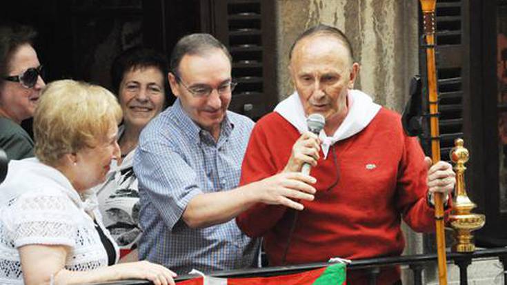 Festa giroan hartu du urtebeterako Alkate kargua Bixente Zaraguetak