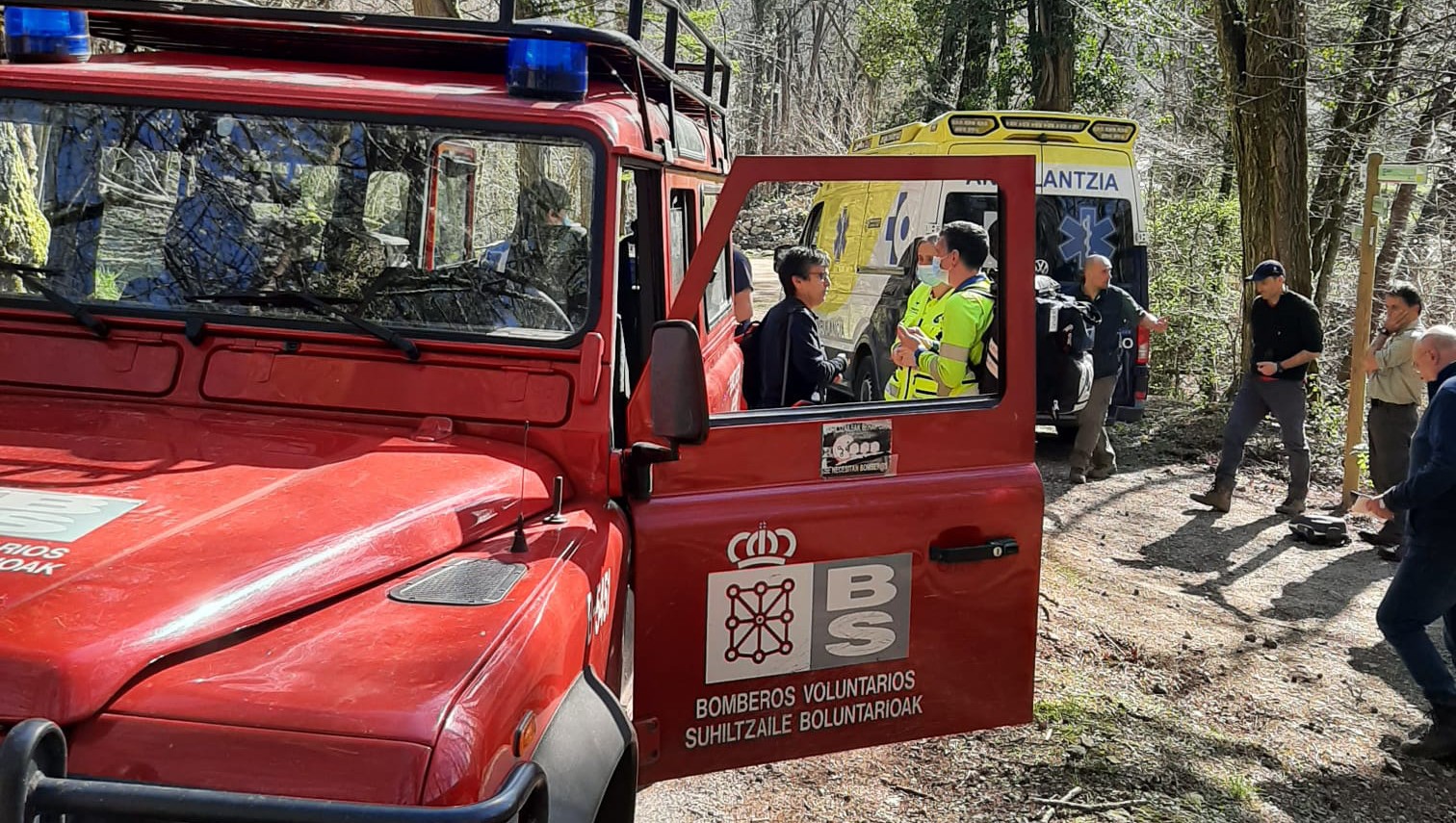 Gizon bat erreskatatu zuten suhiltzaileek atzo, Artikutzan