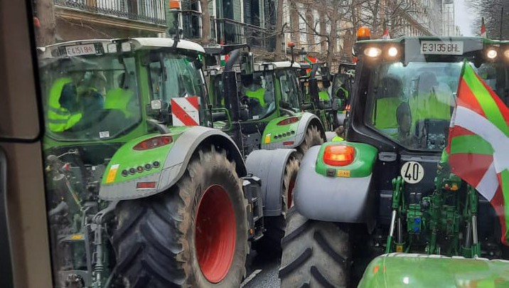 Traktore martxa egin zuten bigarrenez, Donostiara