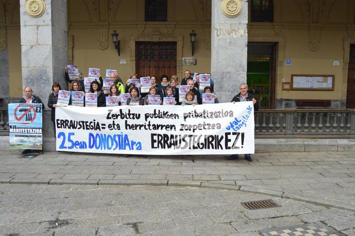 ‘Erraustegia ez’ manifestazioan, Hernaniko hainbat talde 