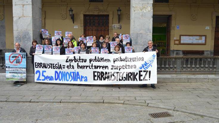 ‘Erraustegia ez’ manifestazioan, Hernaniko hainbat talde 