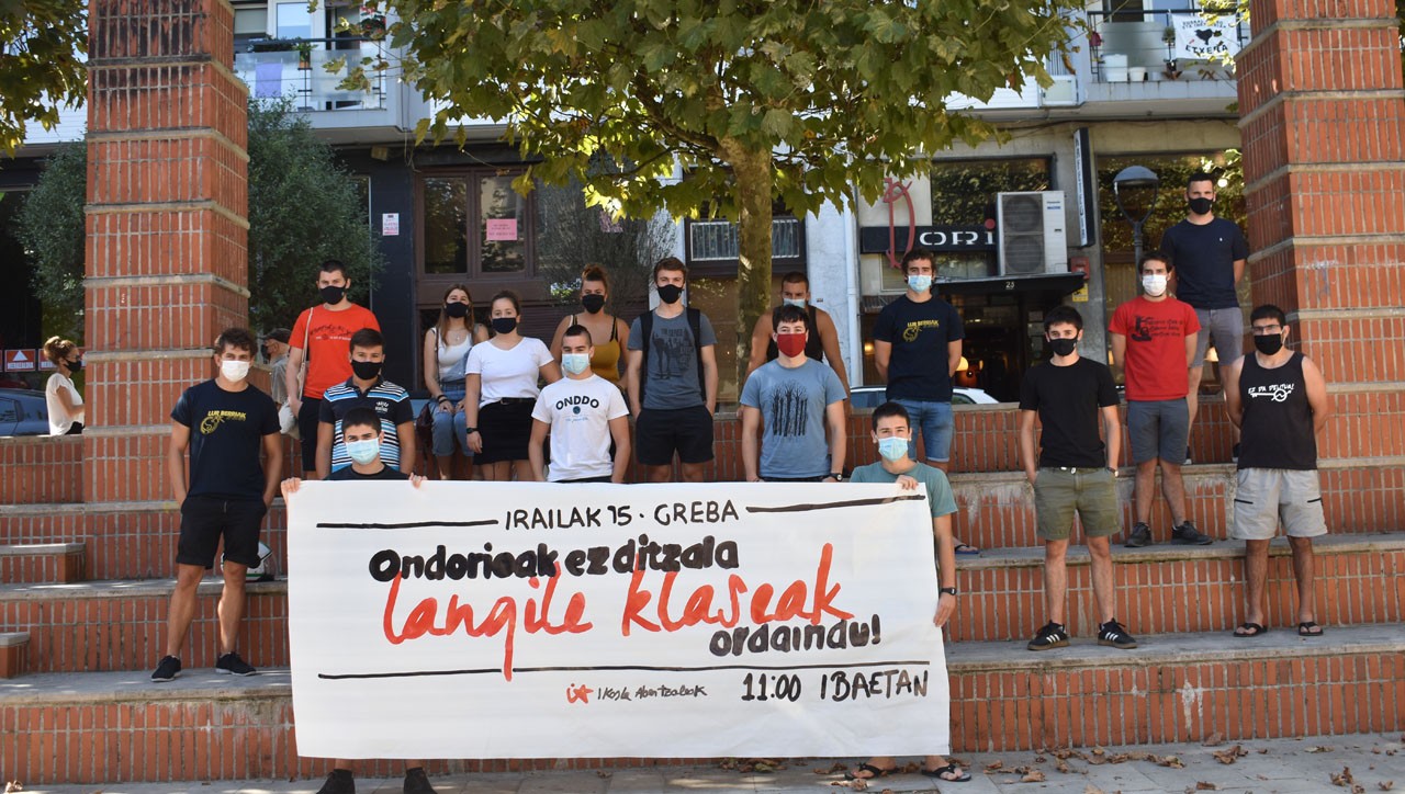 «Kalitatezko hezkuntzaren alde» agertu dira Ikasle Abertzaleak