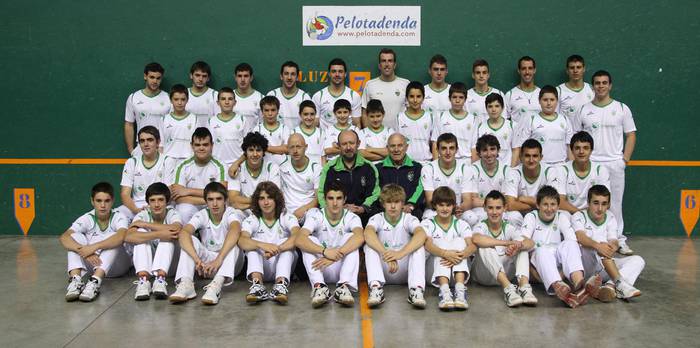 Errifa-egutegiak salgai ditu CD Hernaniko pelota sailak