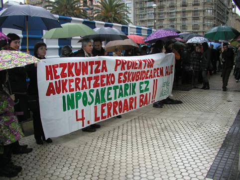 300 bat pertsona bildu ziren hezkuntza proiektua aukeratzearen alde 
