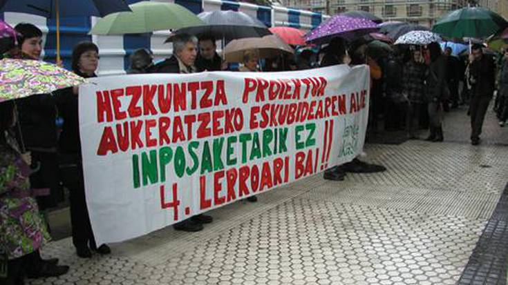 300 bat pertsona bildu ziren hezkuntza proiektua aukeratzearen alde 