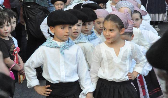 Gipuzkoako 7 taldetako dantzari txikiak dantzan