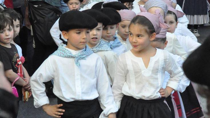 Gipuzkoako 7 taldetako dantzari txikiak dantzan