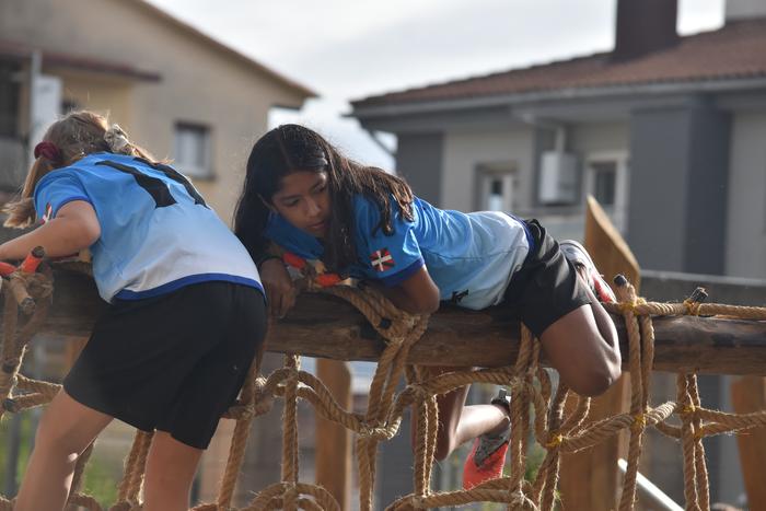 Eskola Kirolako umeak gustura, oztopo proban