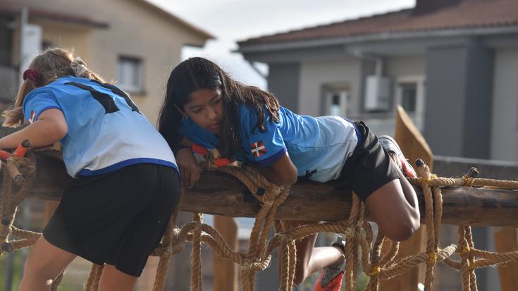 Eskola Kirolako umeak gustura, oztopo proban