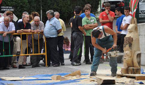 Txiste kontari bukatu zuten festa, auzo giroan