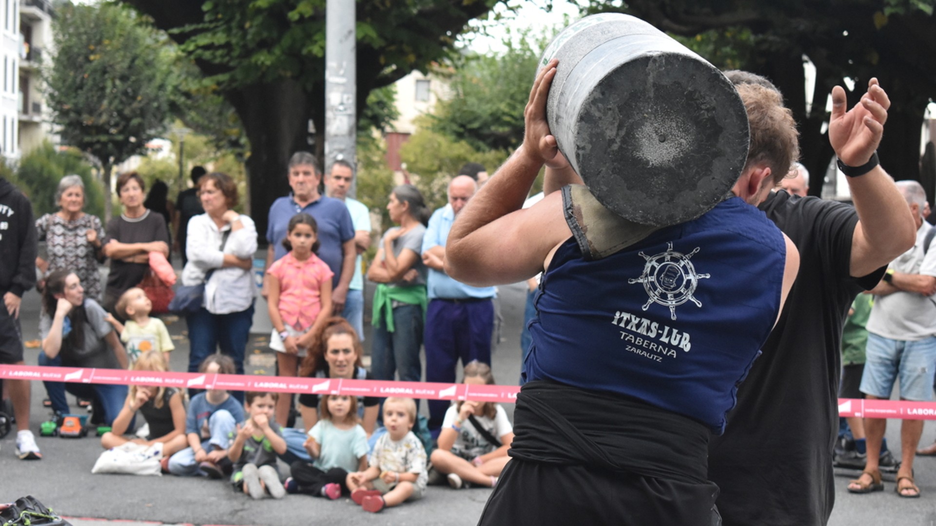 Errebeldeak Fest jaialdiko herri kirol saioa
