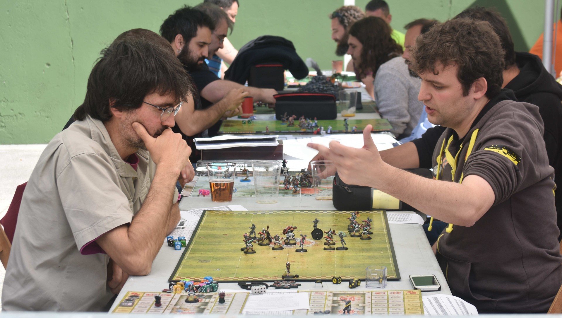«Warhammer 40K jokoa bera, aitzakia da figuratxoak montatu eta margotzeko; zoragarria da horiek ikustea»