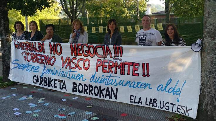 Garbialdi enpresako langileak greban, komisaria eta epaitegien aurrean