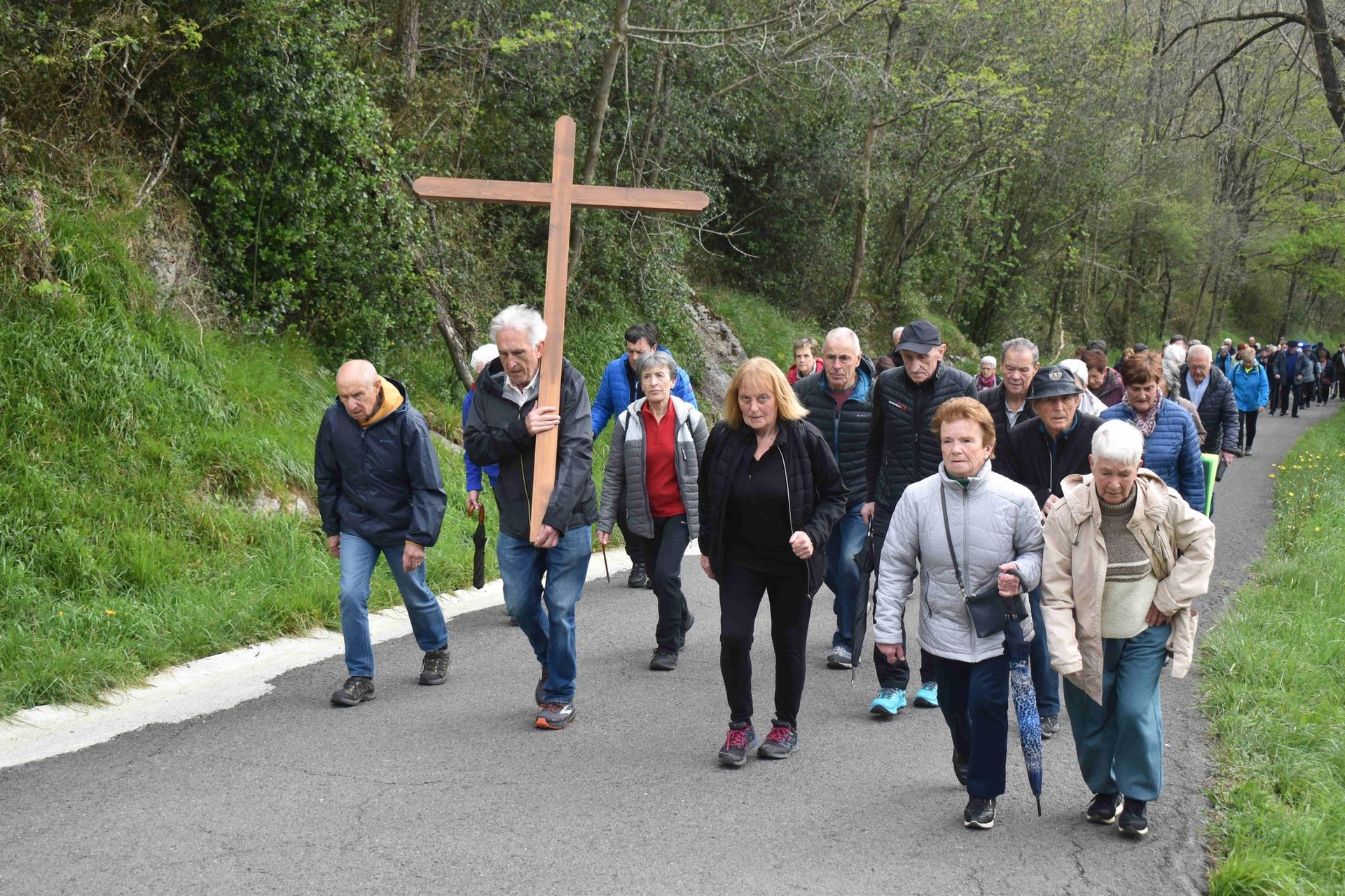 Hernaniarrak Santa Barbarara igo ziren Gurutze Bidean