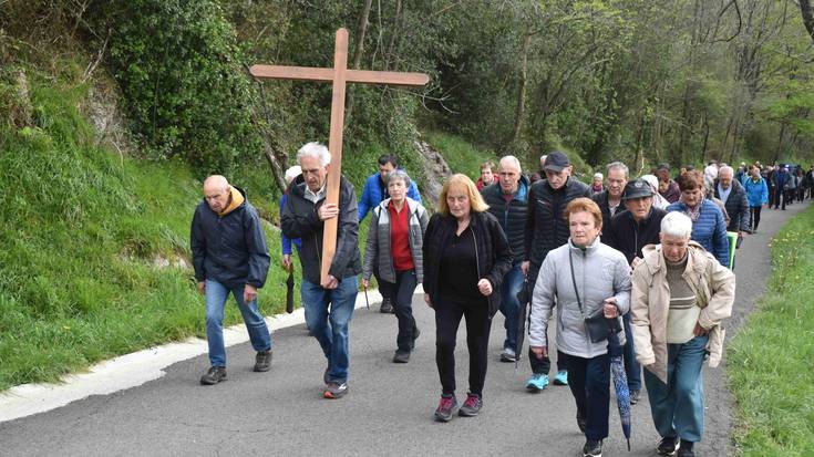 Hernaniarrak Santa Barbarara igo ziren Gurutze Bidean