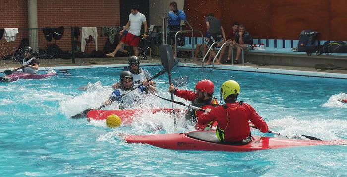 Kayak polo txapelketa jokatuko da gaur  igerilekuan, puntako kirolariekin