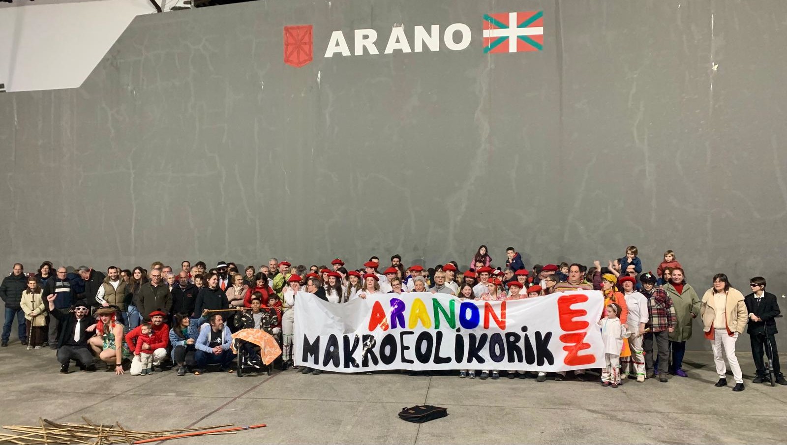 Ezohiko 'pertsonaia' bat kanporatu zuten makilkadaz, Aranoko Zahagi Dantzan