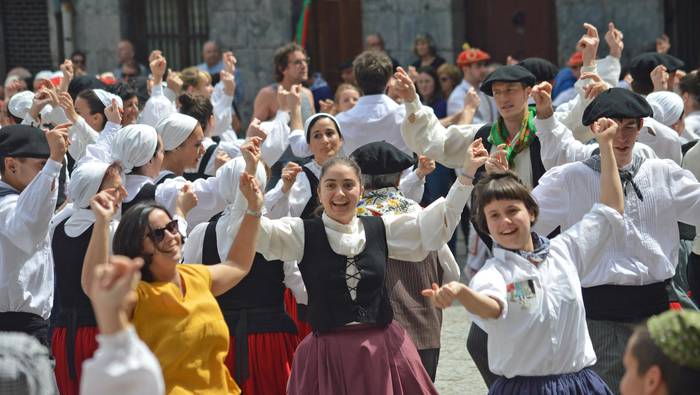 Euskal dantzak, alaitasun iturri