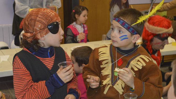 Kalejira eta ikuskizun koloretsuak festa jartzeko