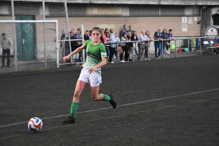 Aurkari zuzenaren etxean jokatuko dute gaur Euskal Ligako neskek