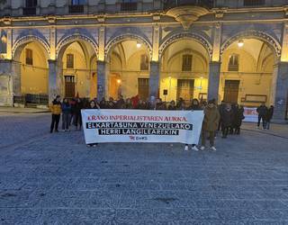 Kontseilu Sozialistako kideak  Gudarien plazan, Venezuelako herri langileari elkartasuna adierazteko