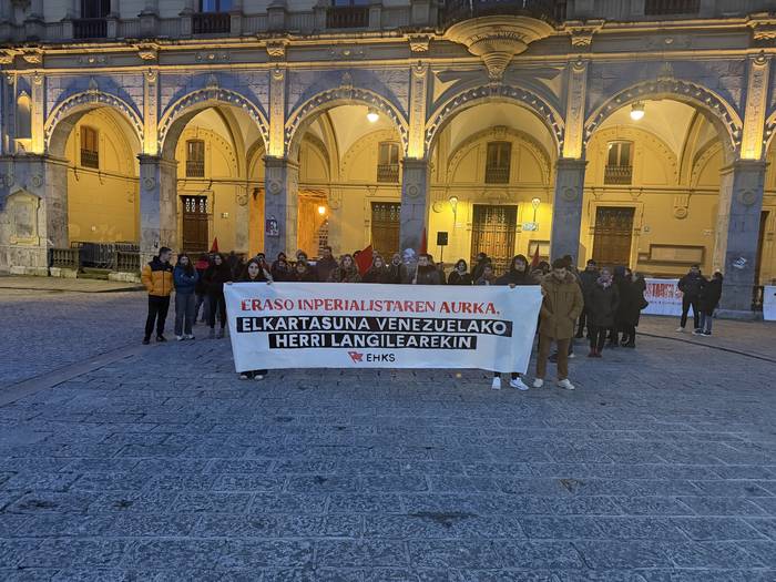 Kontseilu Sozialistako kideak  Gudarien plazan, Venezuelako herri langileari elkartasuna adierazteko