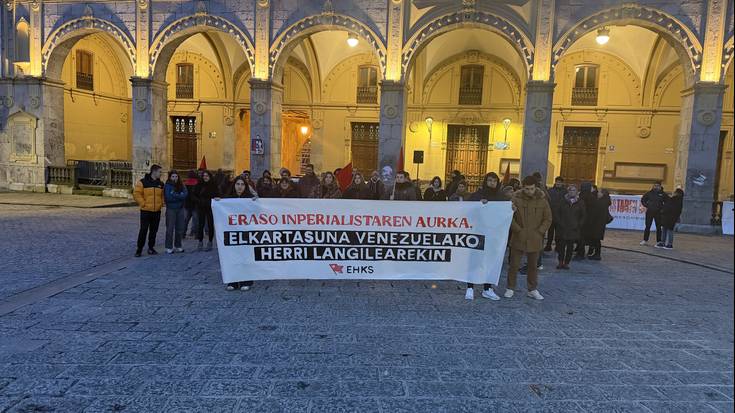 Kontseilu Sozialistako kideak  Gudarien plazan, Venezuelako herri langileari elkartasuna adierazteko